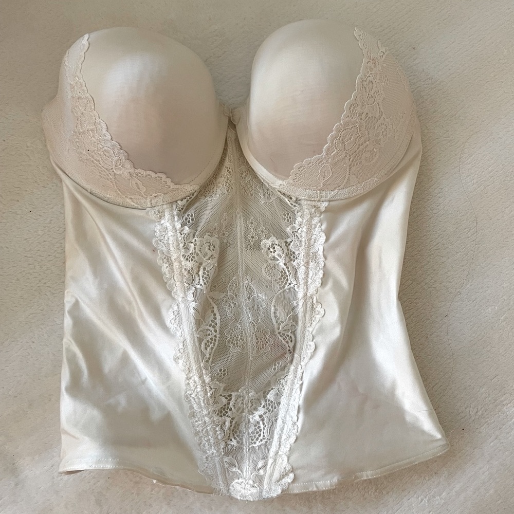 White sleeveless lace corset